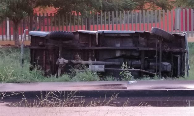 Vuelca y muere aplastado en su camioneta