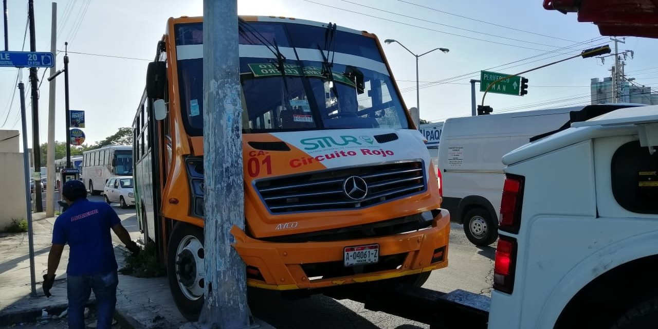 Riña en camión urbano acaba en choque del autobús