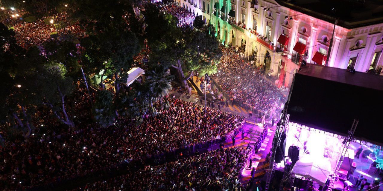 Fervor patrio en la plaza principal de Mérida (Video)