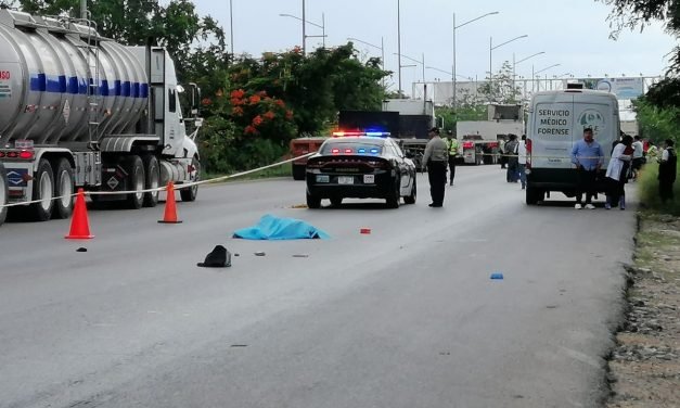 Falla al intentar atravesar periférico de Mérida y muere (Video)