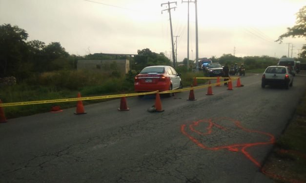 Choca a mototaxista, maniobra y lo aplasta
