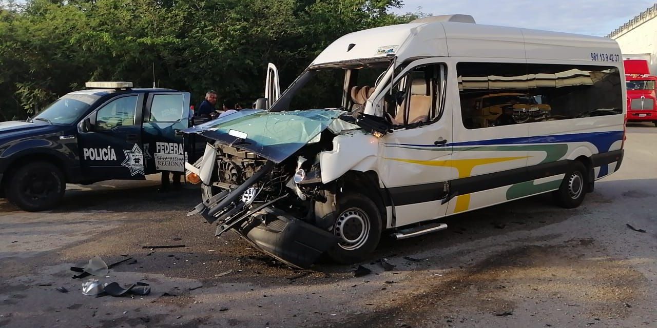 ‘Encontronazo’: camioneta, con 9 pasajeros, contra volquete en puente Xtepén