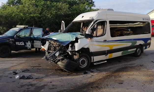 ‘Encontronazo’: camioneta, con 9 pasajeros, contra volquete en puente Xtepén