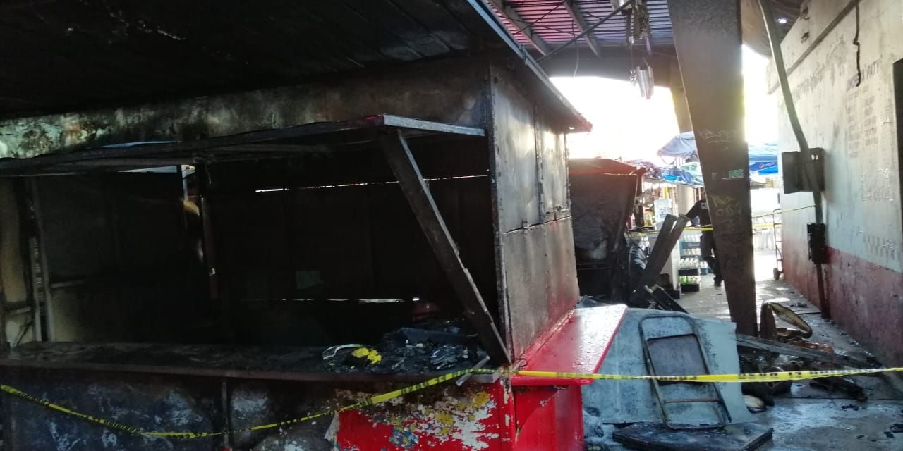 Arrasa incendio puestos de comida en mercado Lucas de Gálvez