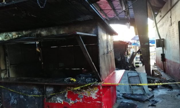 Arrasa incendio puestos de comida en mercado Lucas de Gálvez