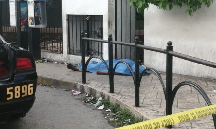 Muere cerca de la entrada a Urgencias de hospital en Mérida (Video)