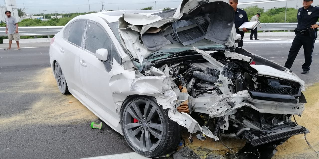 Chocan lujoso Subaru contra redilas con albañiles, se bajan y huyen