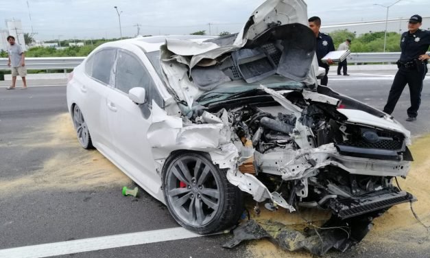 Chocan lujoso Subaru contra redilas con albañiles, se bajan y huyen