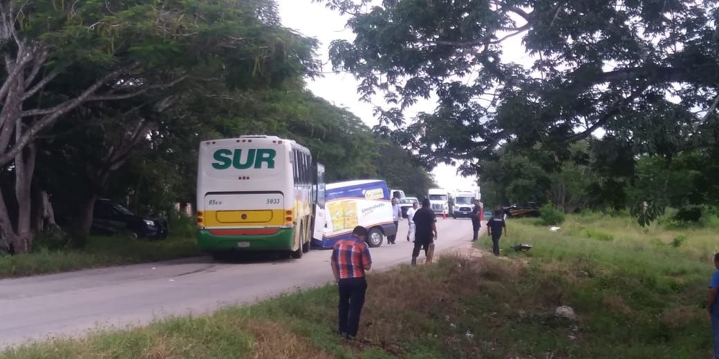 Autobús invade carril, choca camioneta y muere conductor en Muna