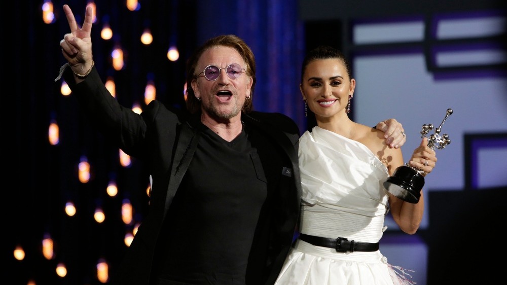 Sorpresivamente, Penélope Cruz recibe Premio Donostia de manos de Bono