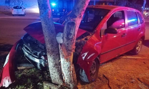 Con mal domingo: ebrios chocan frente a estación de policías