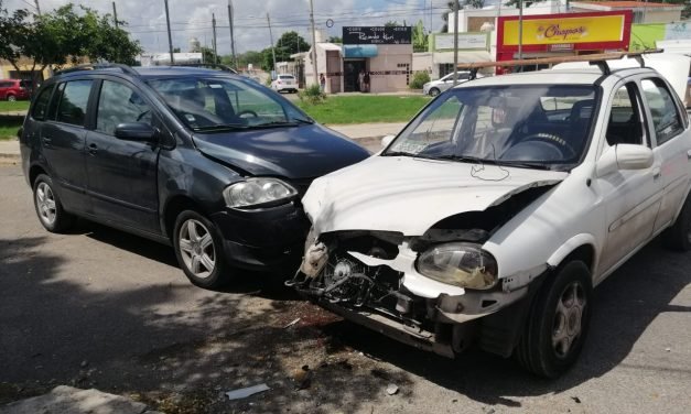 Canadiense se vuela alto y destroza vehículo en Brisas