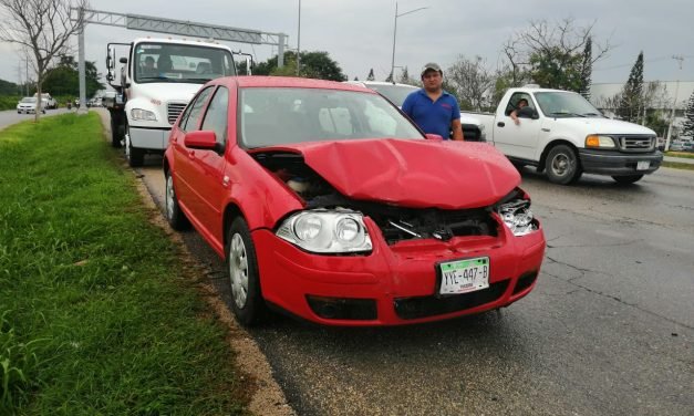 Carambola y colisiones por pavimento mojado en periférico (Video)