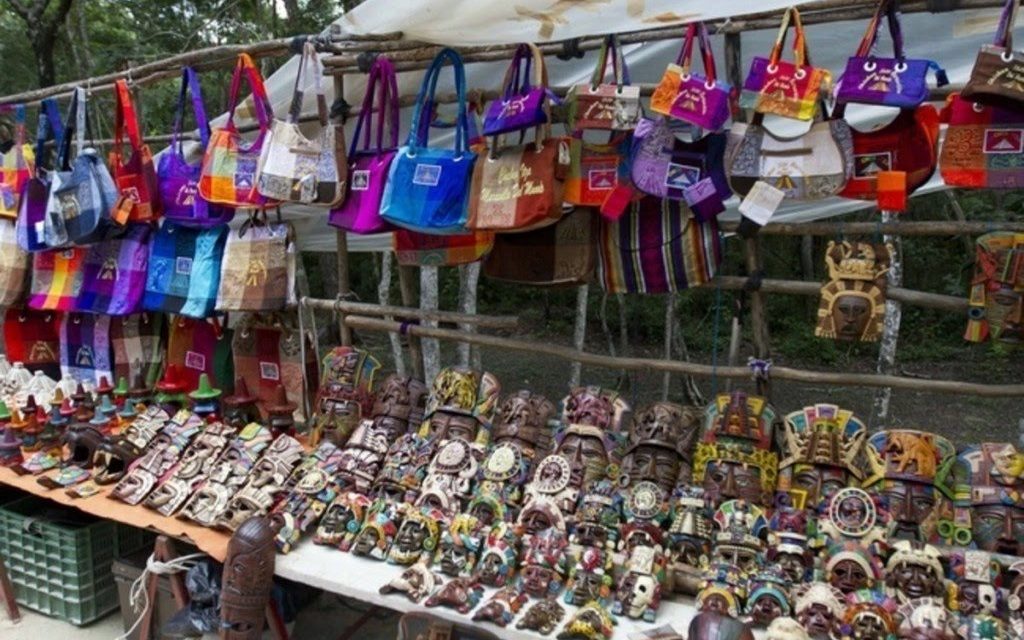 Empresarios exigen a INAH solución al ambulantaje en Chichén Itzá