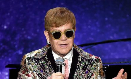 Elton John ‘al desnudo’ en próximo libro de memorias