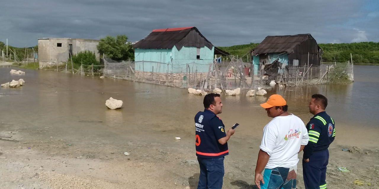 Inundan lluvias viviendas en Celestún y atienden a familias