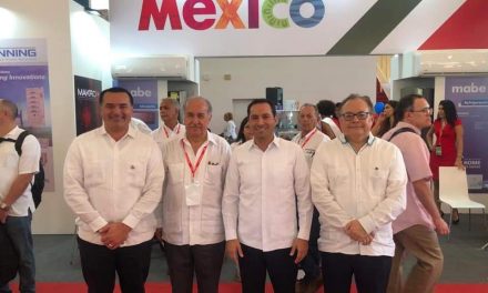 Gobernador Mauricio Vila y alcalde Renán Barrera, en Feria Internacional de Cuba