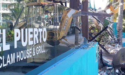 Tiran construcciones y reabren playas públicas en Cancún (Video)