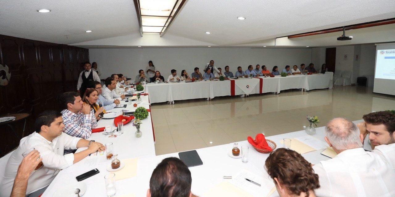 Presenta Vila a industriales negativo panorama presupuestal del próximo año