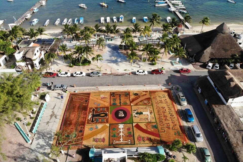 Tapete monumental, homenaje a difuntos en Puerto Morelos