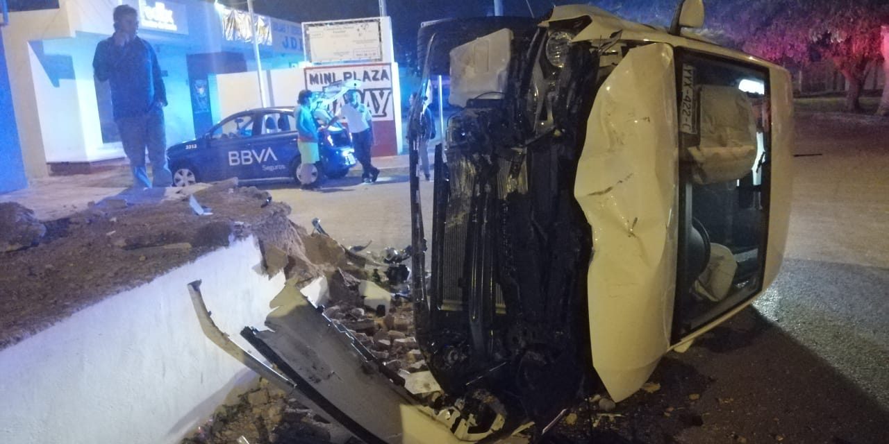 Ponchadura de llanta acaba en volcadura y severos daños