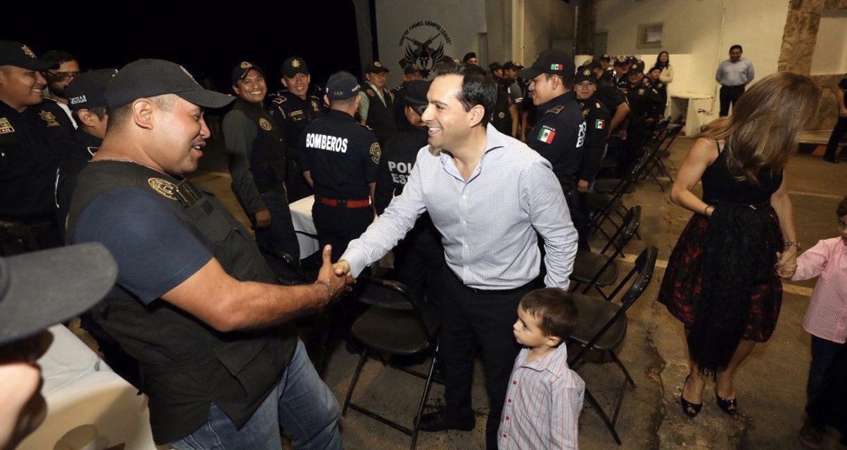 Comparte Vila cena de Nochebuena con policías estatales