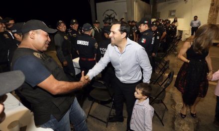 Comparte Vila cena de Nochebuena con policías estatales