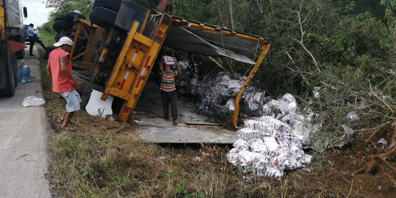 ¿Salado? Vuelca contenedor en tramo Baca-Mocochá (Video)