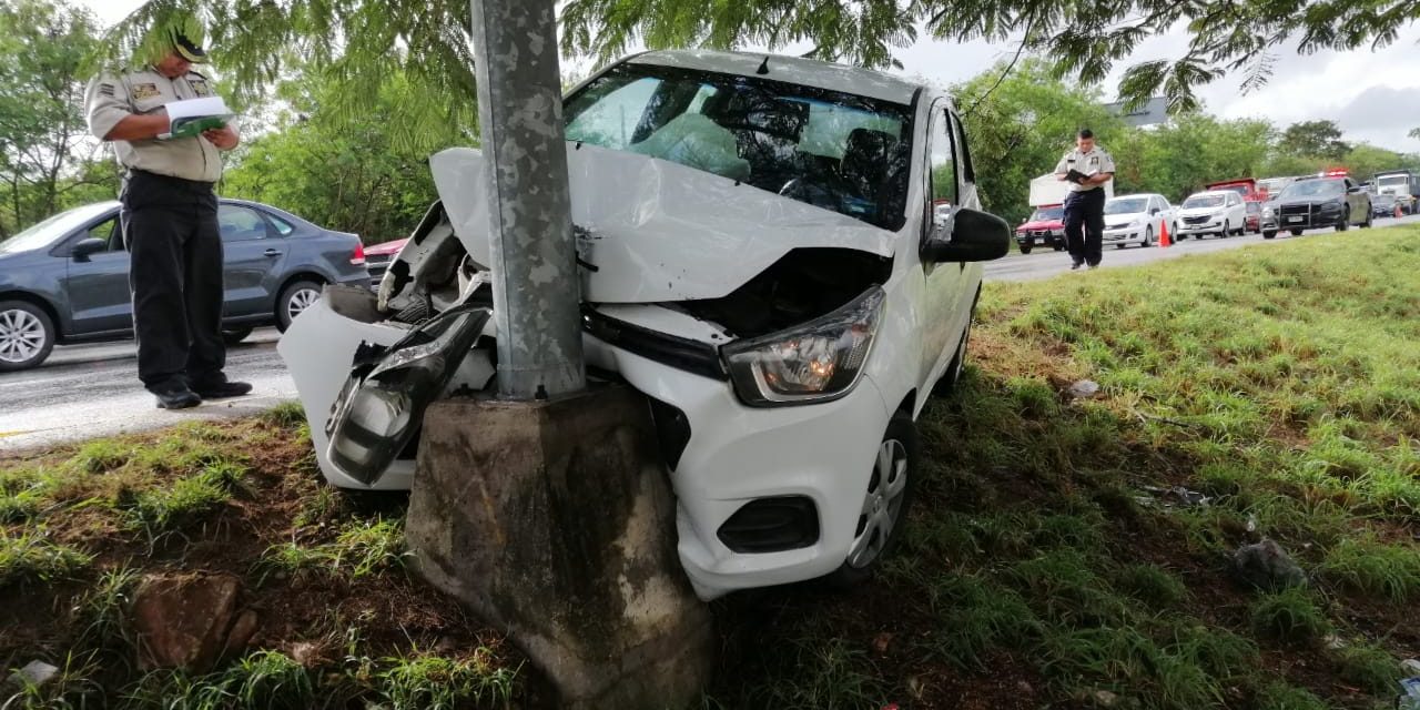 Evita embestir dos autos y se estampa contra poste (Video)