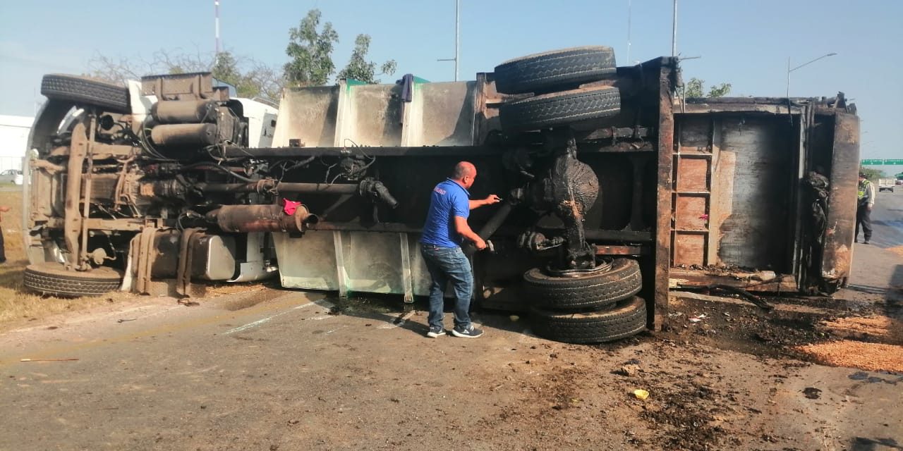 Vuelca camión recolector de basura con cuatro a bordo