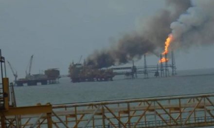 Incendio en plataforma de Pemex dejó al menos tres lesionados