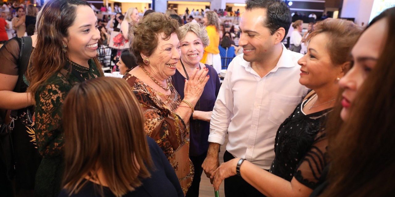 Lleva Vila Dosal Primer Informe de Resultados a mujeres yucatecas