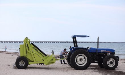 Renovada imagen de Progreso incorpora máquina para limpiar playas