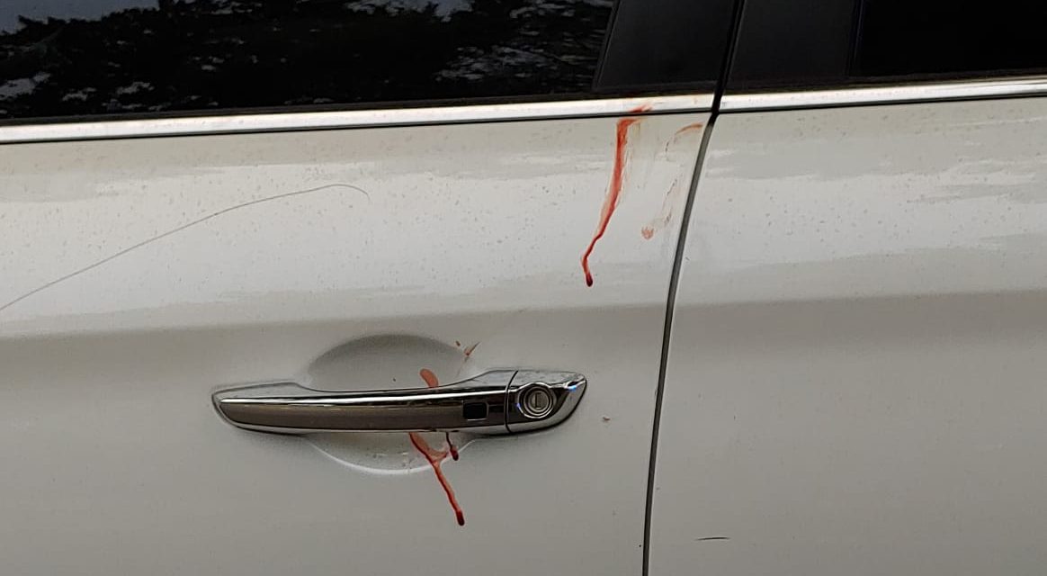 Manchas de sangre en su auto lo delatan al huir