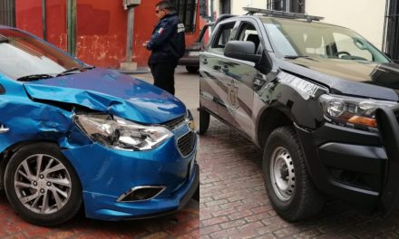 “Se vuela alto” policía municipal y choca auto de plataforma digital (Video)