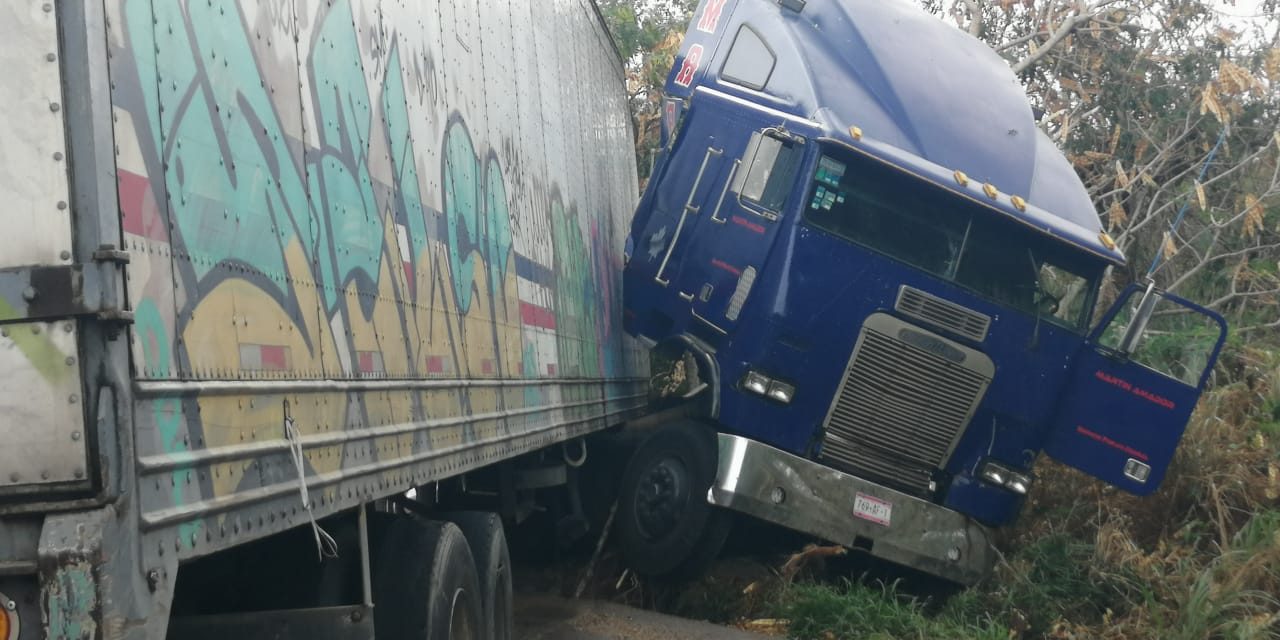 Piso mojado saca a tráiler de carretera en periférico de Mérida (Video)