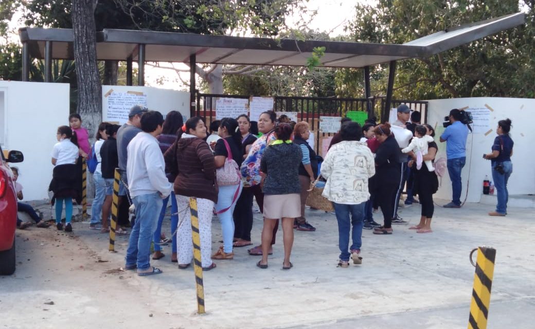 Permanece plantón en escuela primaria Jacinto Leonardo Rosado Avilés