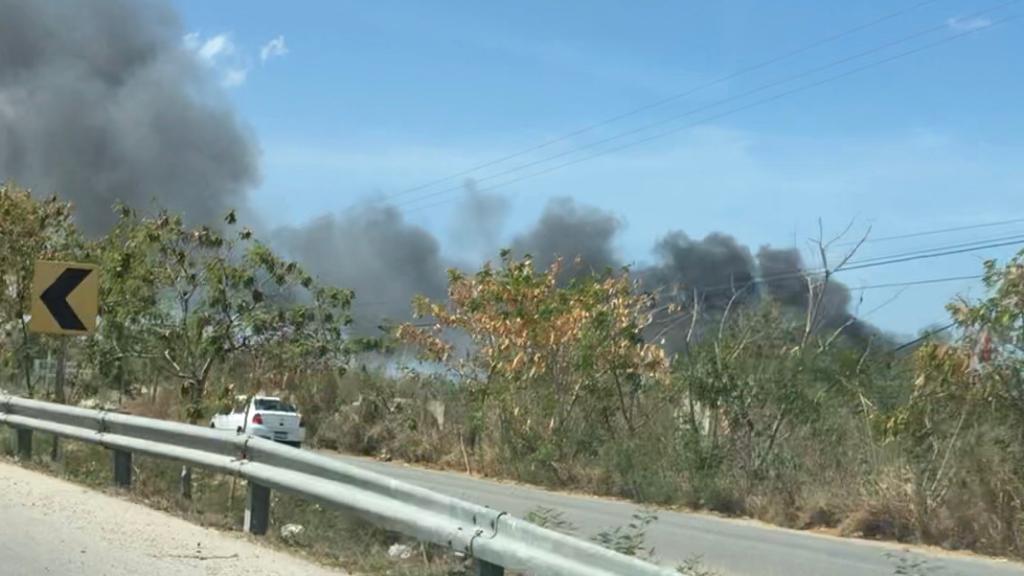 Incendio daña encierro de empresa de grúas al poniente de Mérida