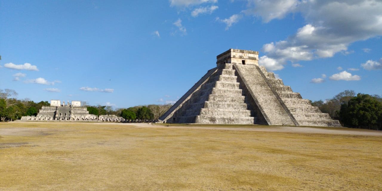 Desolado Chichén Itzá en pleno equinoccio de primavera