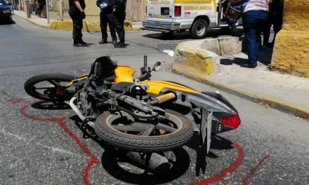 Lesiona a motociclista y lo abandona en centro de Mérida