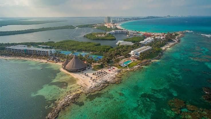 A Tiro de Piedra – COVID-19 y el aniversario de Cancún