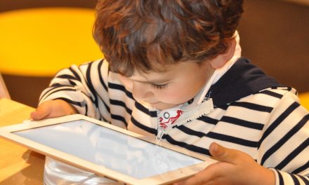 ‘Muchas horas’ con dispositivos electrónicos y pantallas, perjudicial para niños