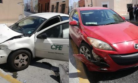 Automóvil de CFE involucrado en “semaforazo” en centro de Mérida
