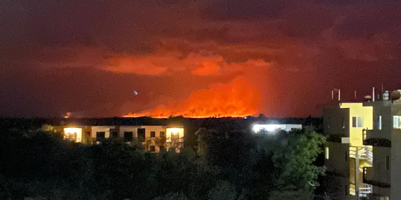 Impresionante incendio cerca de Chiquilá, enlace hacia Holbox