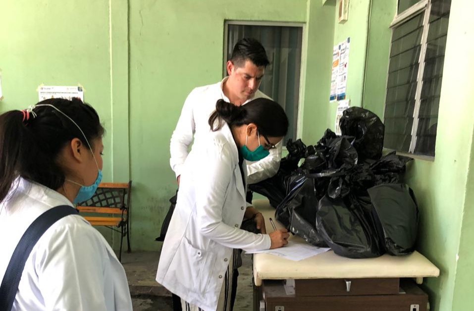 Pasantes de medicina reciben paquetes de protección contra Covid-19