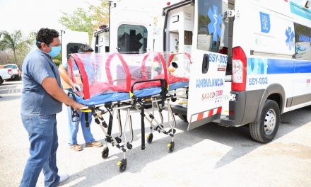 Equipan ambulancias con cápsulas aislantes contra coronavirus