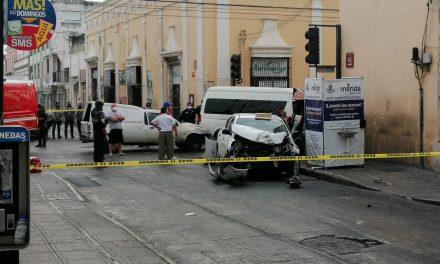 Dos lesionados en encontronazo de tres vehículos en centro Mérida