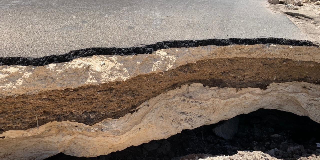 Socavón restringe paso en carretera federal Playa del Carmen-Tulum