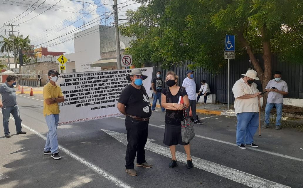 Jubilados de Pemex protestan por mala calidad de servicio médico