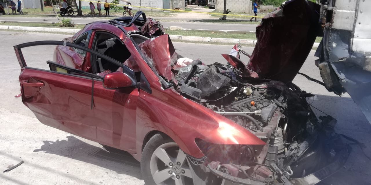 Por bache y exceso de velocidad destruye auto; él grave